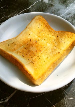 ココナッツオイルとハーブ香る☆トースト-レシピのメイン写真