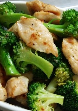 ブロッコリーと鶏むね肉の塩麹炒め-レシピのメイン写真