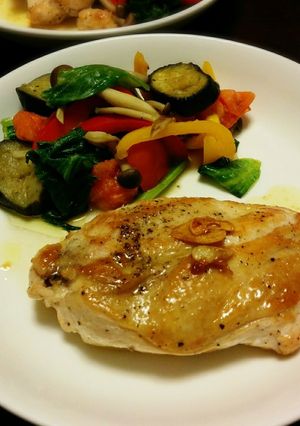 鶏胸肉のソテーと彩り菜園風炒め添え-レシピのメイン写真