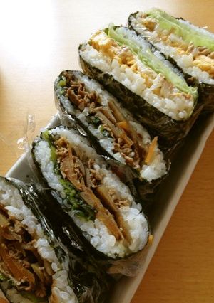 作り置きおかずで「おにぎらず」-レシピのメイン写真