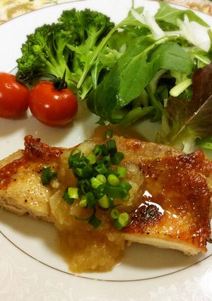【減塩】皮パリチキンの新玉ねぎソースがけ-レシピのメイン写真