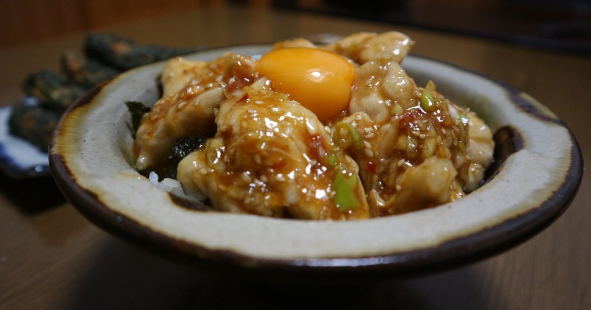 基本からアレンジまで!思わずつくりたくなる「鶏胸肉 ユッケ丼」のレシピ集 | クックパッド