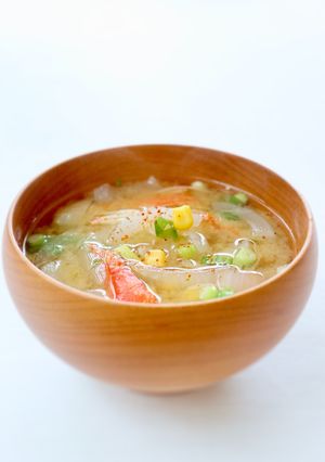 旨味ある【新玉コーンとカニカマのお味噌汁-レシピのメイン写真