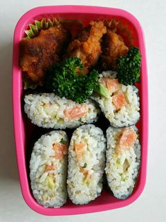 アボカドとサーモンのおにぎらず-レシピのメイン写真