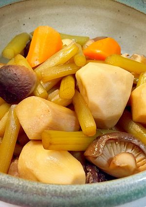 ブリタの水を使用したつわと里芋の煮物-レシピのメイン写真