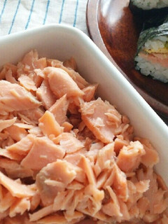 お弁当に*作りおき鮭フレーク&おにぎらず-レシピのメイン写真