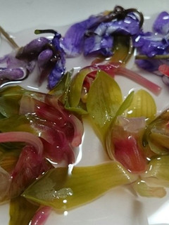 春蘭とスミレの甘酢漬け(おもてなし料理)-レシピのメイン写真