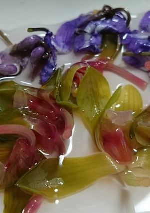 春蘭とスミレの甘酢漬け（おもてなし料理）-レシピのメイン写真