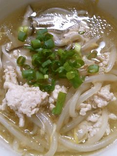 もやし 椎茸 鶏ひき肉のナンプラースープ-レシピのメイン写真
