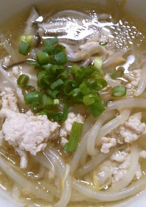 もやし　椎茸　鶏ひき肉のナンプラースープ-レシピのメイン写真