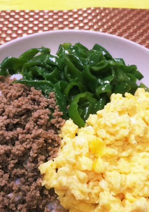 ふっくらそぼろの三色丼♡我が家はピーマン-レシピのメイン写真