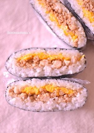 鶏そぼろでおにぎらず-レシピのメイン写真