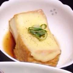 รูปของ レンジでチン！チーズ乗せ厚揚げ