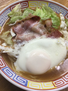 レタスとベーコンエッグをのせたラーメン-レシピのメイン写真