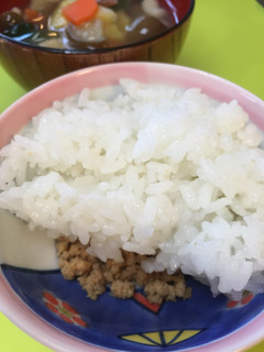 ふりかけ先食べ防止!そぼろのご飯のせ-レシピのメイン写真