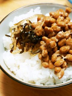 熱々ご飯に☆納豆&昆布の佃煮-レシピのメイン写真
