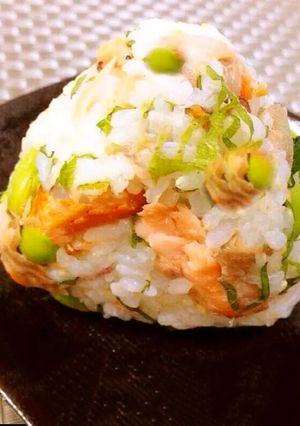 お弁当にも♡鮭と枝豆のおにぎり-レシピのメイン写真