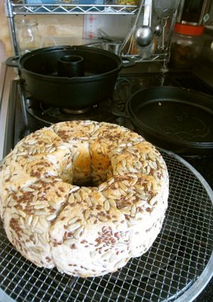 南部鉄鍋でヒマワリの種のライ麦パンを焼く-レシピのメイン写真