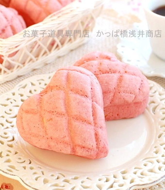 いちごメロンパン Melon Bread (strawberry flavor) 苺メロンパン - YouTube