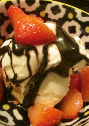 バニラアイスクリームと苺のサンデー-レシピのメイン写真