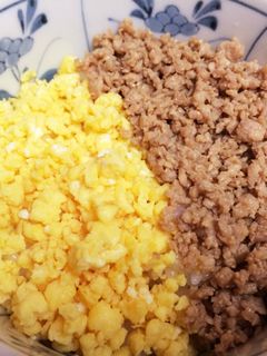 鶏そぼろ丼 すりゴマ入り〜お弁当にも-レシピのメイン写真