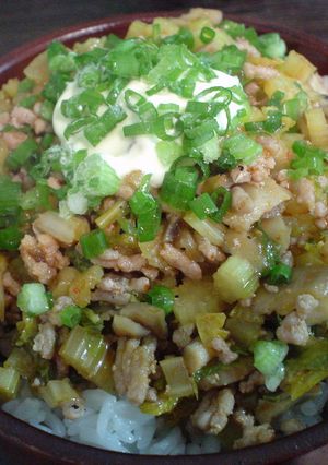 (∵)屋:セロリと豚ミンチのピリ辛丼-レシピのメイン写真