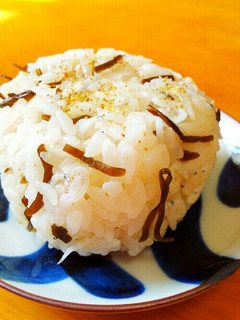 しらすと塩昆布のおにぎり-レシピのメイン写真