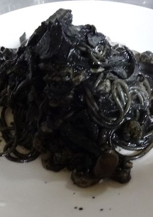 簡単♪ぶなしめじ＆魚介のイカスミパスタ-レシピのメイン写真