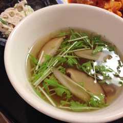 รูปของ 味わい深い、ごぼうと椎茸と水菜のスープ