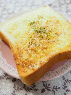 サクッジュワ♡簡単マヨ+粉チーズトースト-レシピのメイン写真
