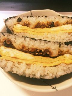 たまごと鶏そぼろのおにぎらず-レシピのメイン写真