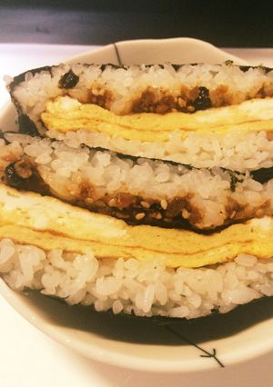たまごと鶏そぼろのおにぎらず-レシピのメイン写真