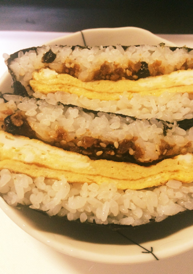 たまごと鶏そぼろのおにぎらず-レシピのメイン写真