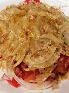 新玉ねぎのサラダ〜トマトがドレッシングに-レシピのメイン写真