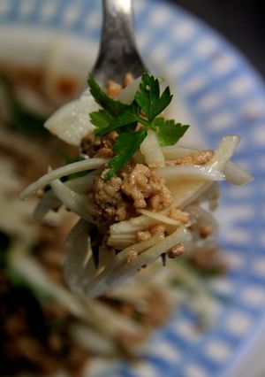 新玉ねぎをひき肉ドレッシングで-レシピのメイン写真