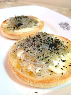 クリームチーズとバジルのしらすトースト♪-レシピのメイン写真