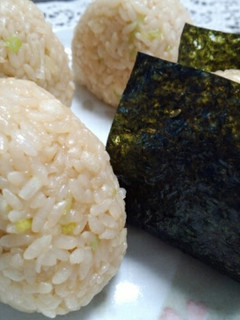 揚げ玉とねぎの めんつゆご飯(おにぎり)-レシピのメイン写真