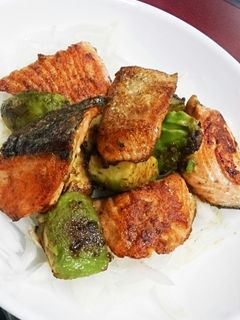簡単!鮭とアボカドの醤油炒め-レシピのメイン写真
