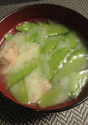 絹さやとベーコンとじゃが芋の洋風白味噌汁-レシピのメイン写真