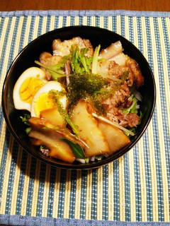 筍・豚バラ角煮・味卵☆新玉ねぎサラダ丼♪-レシピのメイン写真