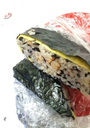 ひじき炊込飯とのっけるふりかけおにぎらず-レシピのメイン写真