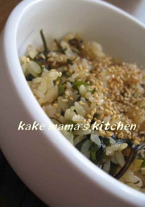 ﾓｯｻﾓｻご飯♪（わかめと塩昆布）-レシピのメイン写真