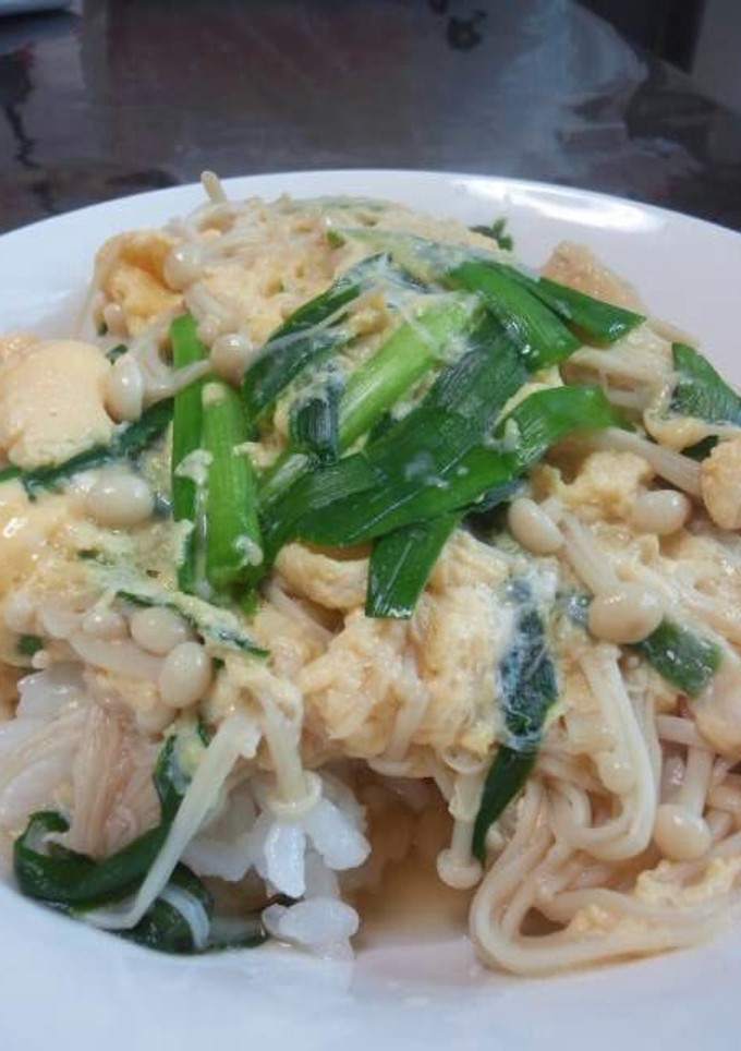 【主婦メシ】えのきとにらのふわ卵丼-レシピのメイン写真
