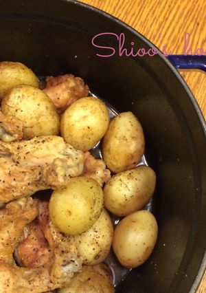 STAUBで手羽元と新じゃがの黒胡椒煮-レシピのメイン写真