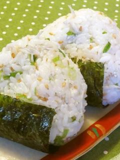 ゴマ油入りしらすおにぎり-レシピのメイン写真