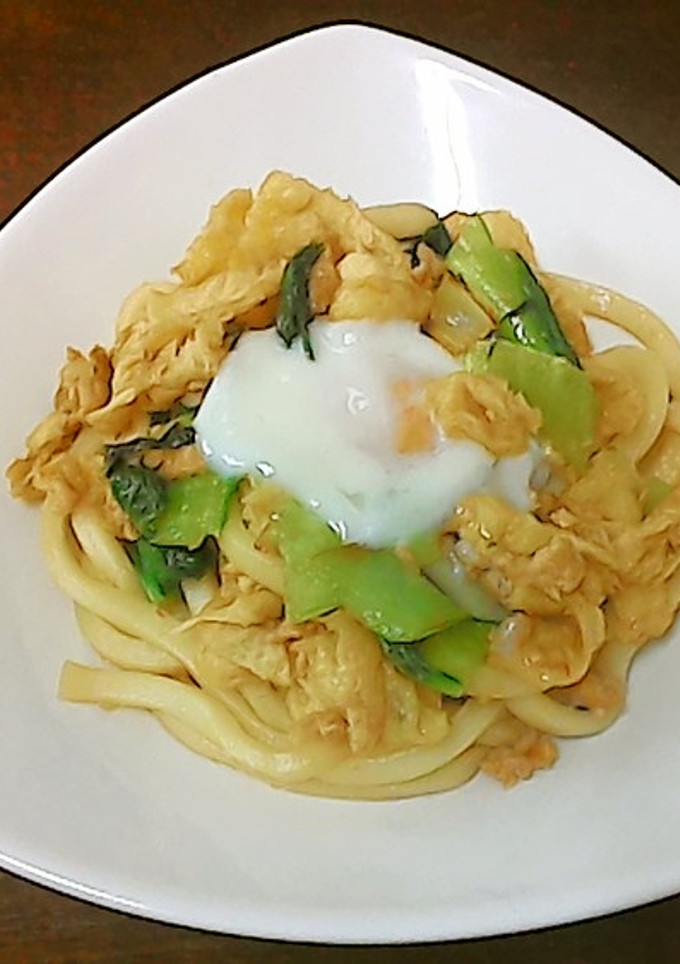 冷蔵庫の残り物で 油揚げ温玉焼きうどん-レシピのメイン写真