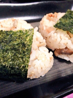 好みの炊き込みご飯de胡麻油おにぎり-レシピのメイン写真