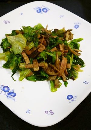 簡単！レタスの硬い外葉☆舞茸ベーコン炒め-レシピのメイン写真