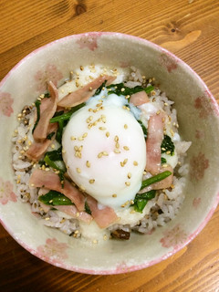 ベーコンとほうれん草の雑穀米丼-レシピのメイン写真