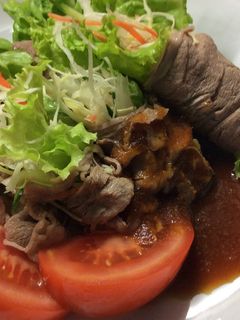 牛薄切り肉の巻き巻きサラダ-レシピのメイン写真